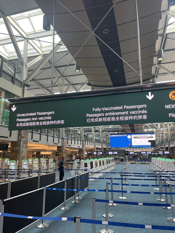 Photo - separate vaxxed/unvaxxed lines at vancouver airport